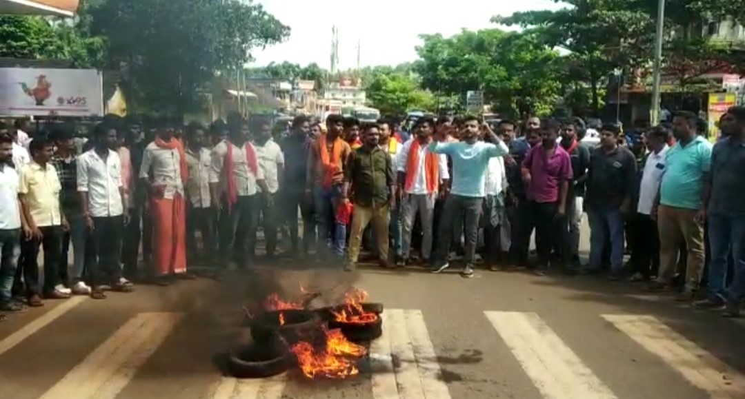 BJP workers burn tires in Dakshina Kannada's Sullai town to protest the murder of party's youth member, Praveen Nettaru.