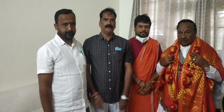 Santosh Patil (in white) with BJP leader KS Eshwarappa. File photo. (Supplied)