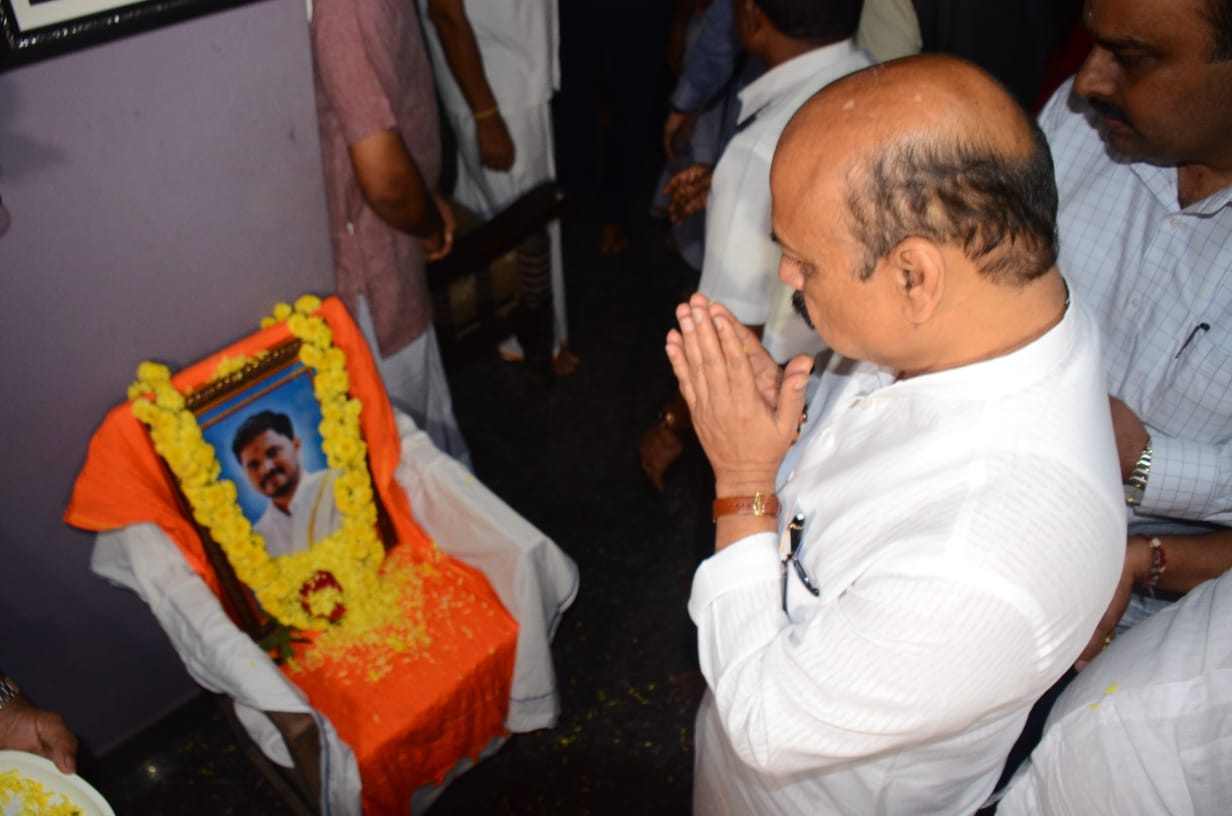 Karnataka Chief Minister Basavaraj Bommai pays respects to slain BJYM worker Praveen Nettaru's photo in Dakshin Kannada. (Supplied)