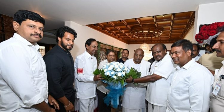 Former Prime Minister HD Deve Gowda receives Telangana Chief Minister K Chandrashekar Rao at his residence. (Supplied)