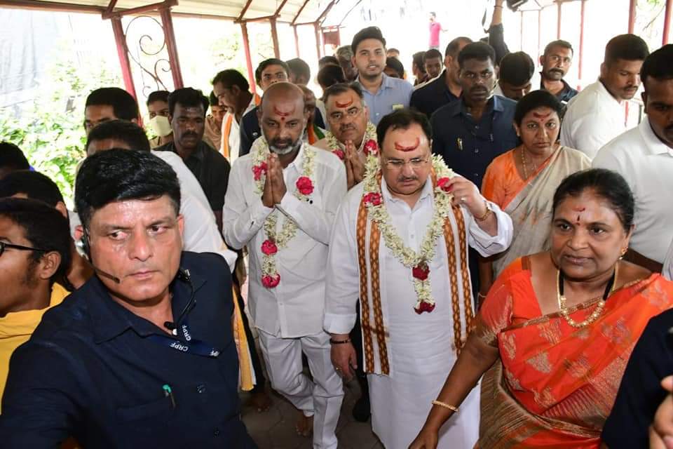 BJP Chief JP Nadda and Telangana BJP MP Bandi Sanjay Badhrakali temple on Saturday, 27 August. (bandisanjay_bjp/Twitter)