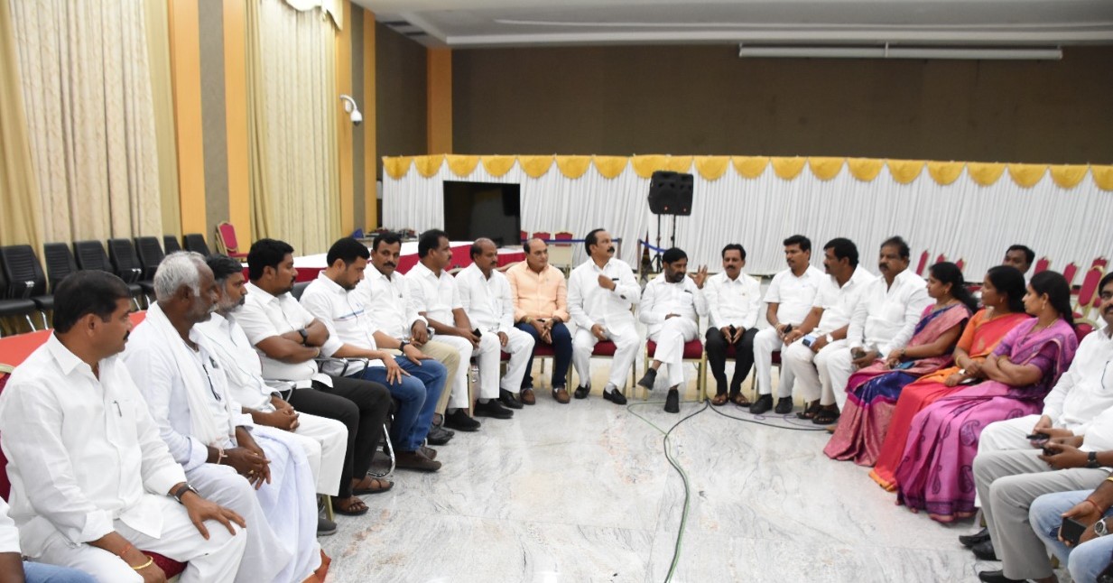 Telangana minister G Jagdish Reddy talking to TRS cadre in Munugode as they gear up for the upcoming by-election in the constituency (Twitter @jagadishTRS)