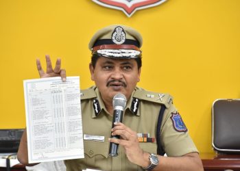 Rachakonda Police Commissioner Mahesh Bhagawat showed one of the fake certificates at a press conference, which was seized from the suspect Janga Dayakar Reddy, arrested on Tuesday, 9 August. (Supplied)