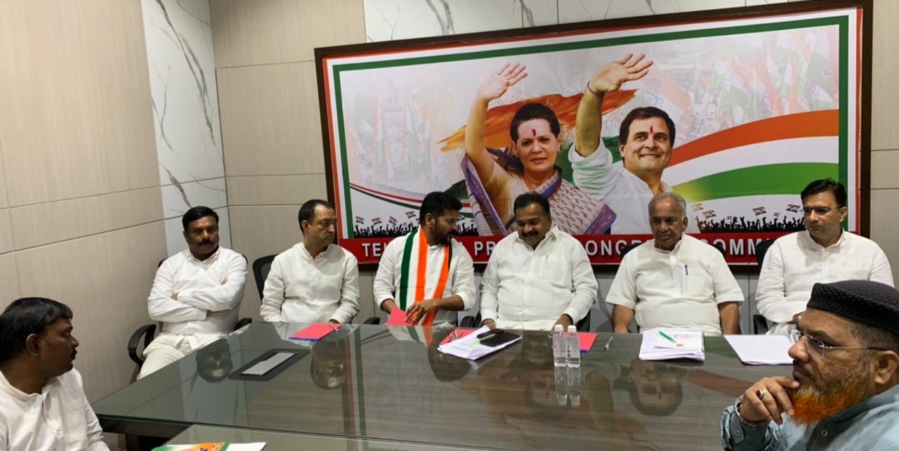 TPCC state in-charge Manickam Tagore along with Revnth Reddy discuss election preparations with Congress cadre at Munugode in Telangana on 11 August. (Twitter @manickamtagore)