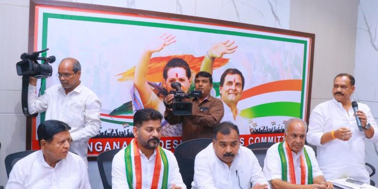 Telangana Congress President Revanth Reddy with AICC In-Charge Manickam Tagore. (File photo. Twitter : @revanth_anumula)