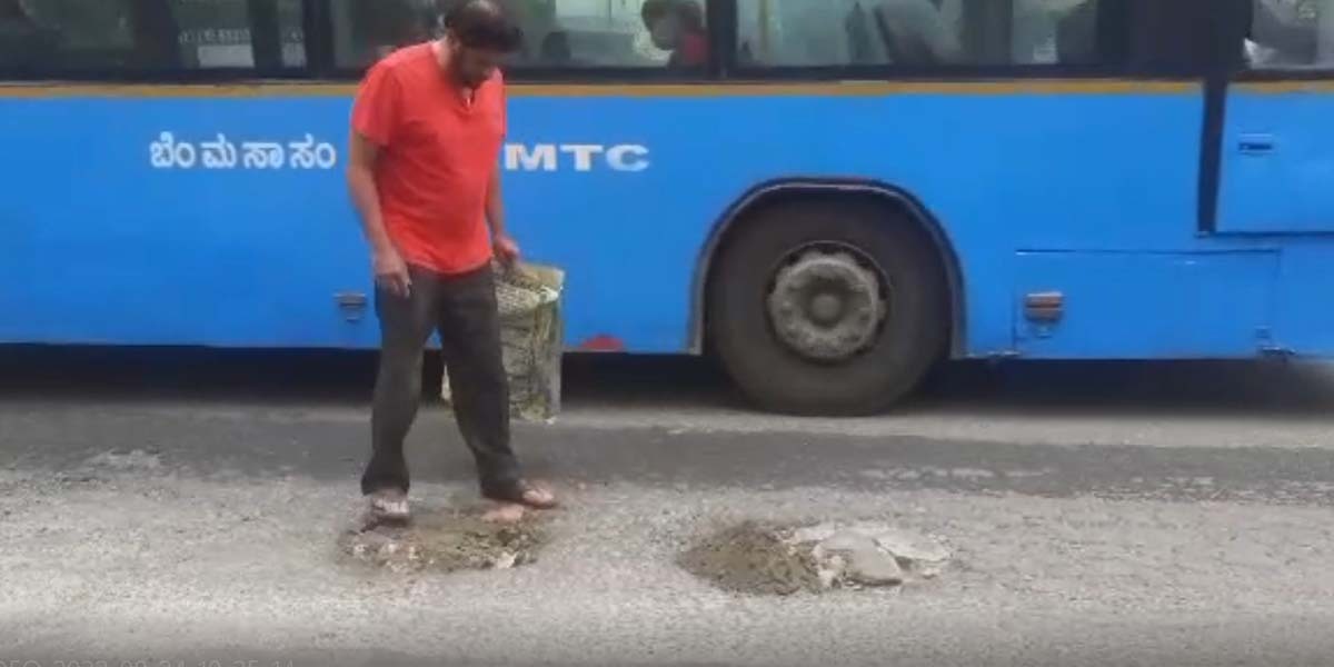 Syed Humayun Shahi filling potholes in Bengaluru. (South First)