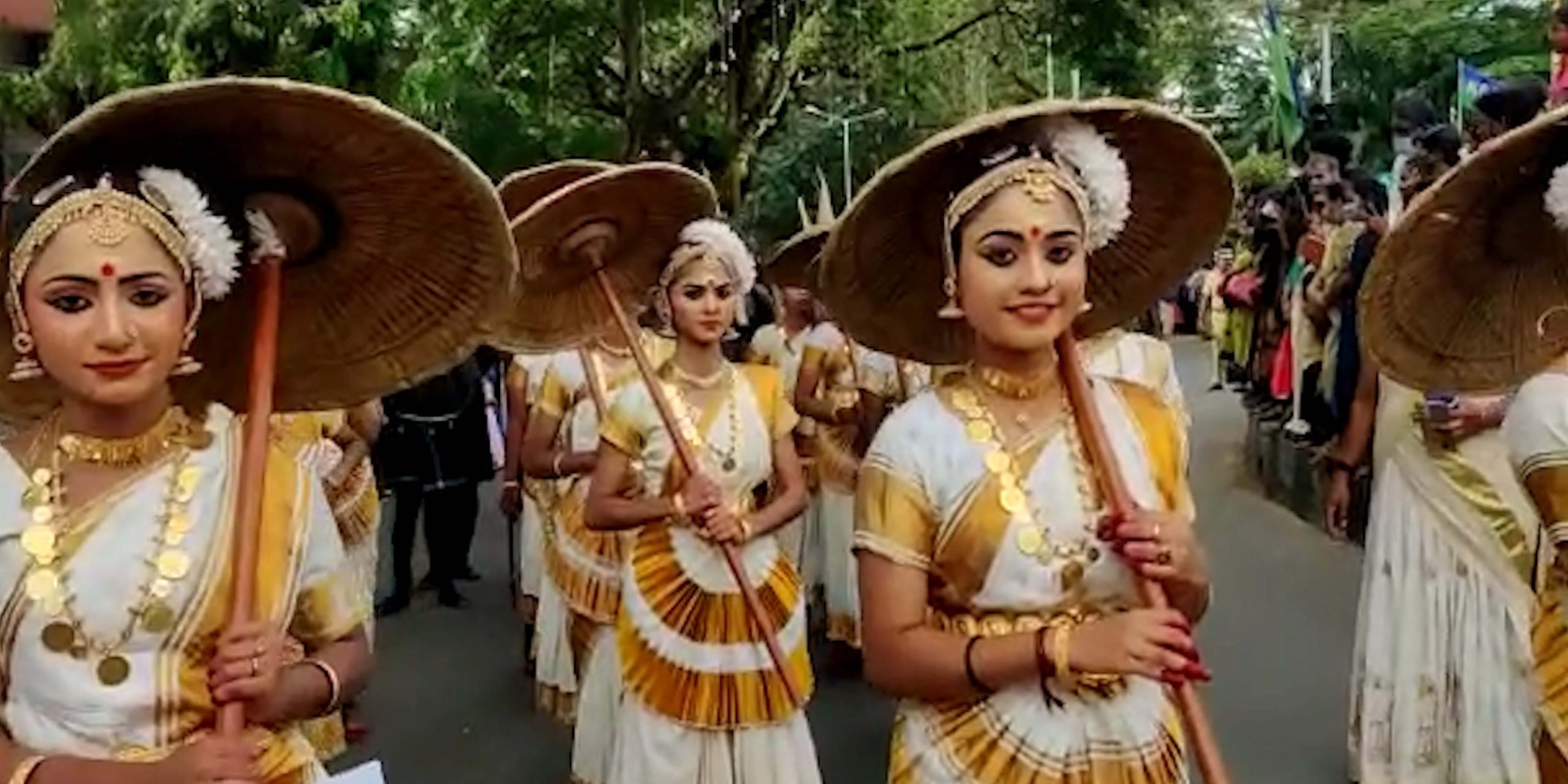 Artistes perform at the conclusion ceremony of Onam festivities in Thiruvanthapuram on Tuesday, 13 September. (South First)