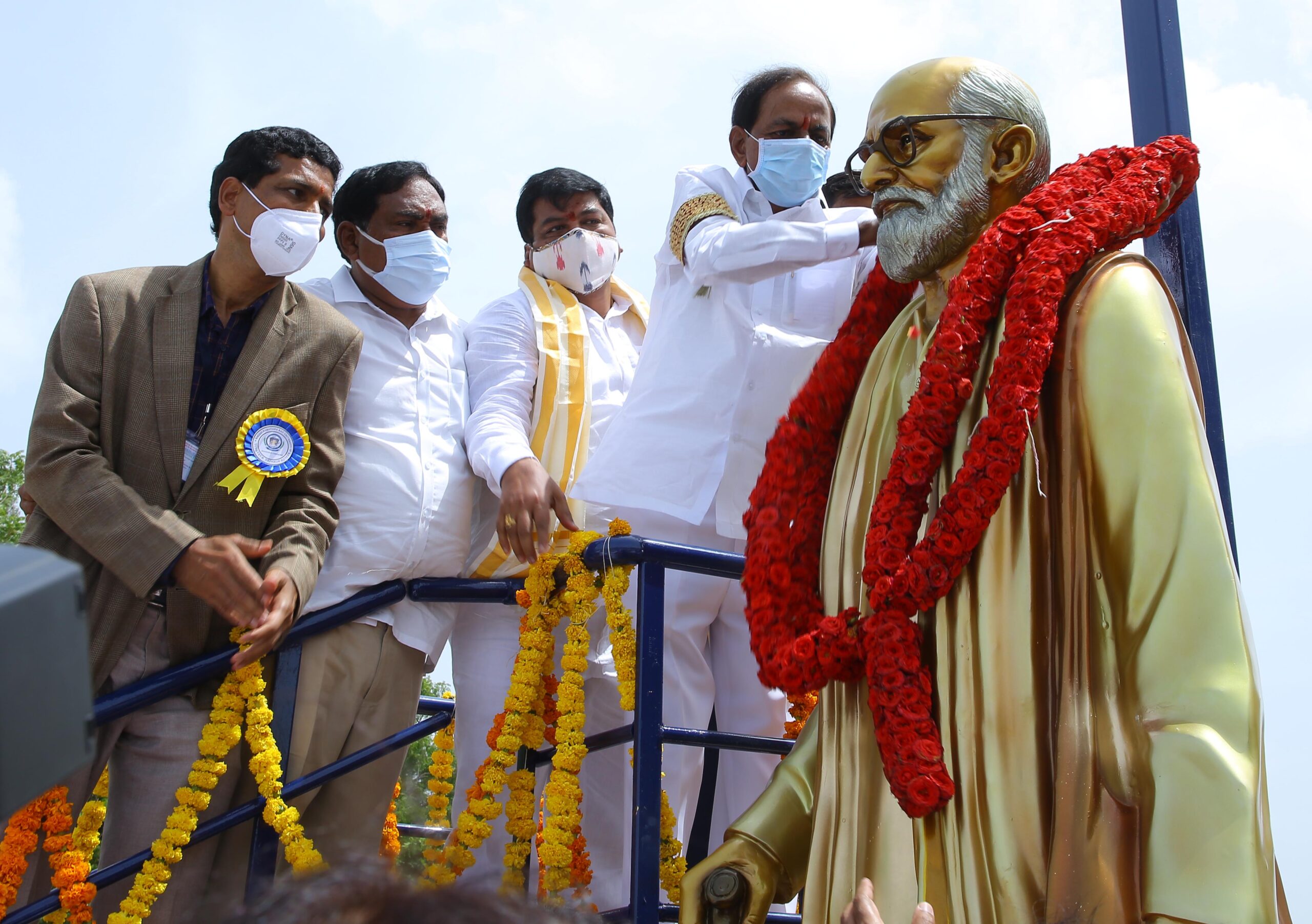 CM KCR inaugurating the Kaloji Narayana Rao statue at Kaloji Narayana Rao University of Health Sciences in Warangal district. (Kaloji Narayana Rao University of Health Sciences/Website)
