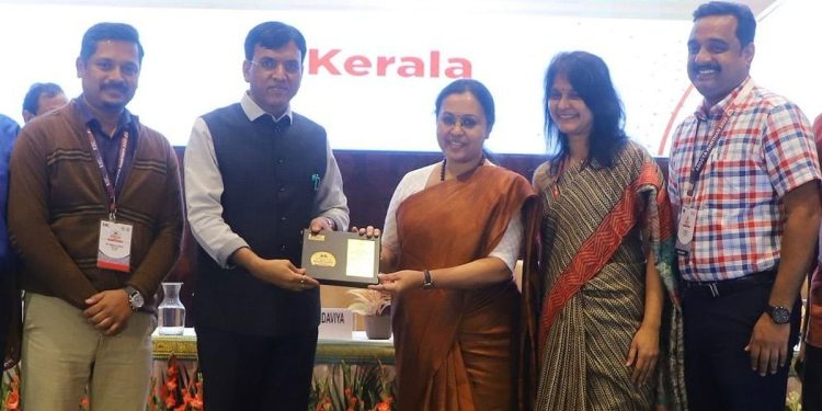 Kerala Health Minister Veena George receiving the award rom Union Health Minister Mansukh Mandaviya for providing maximum number of free treatments to the people through the Karunya Arogya Surakhsa Padhathi (KSAP). (Supplied)