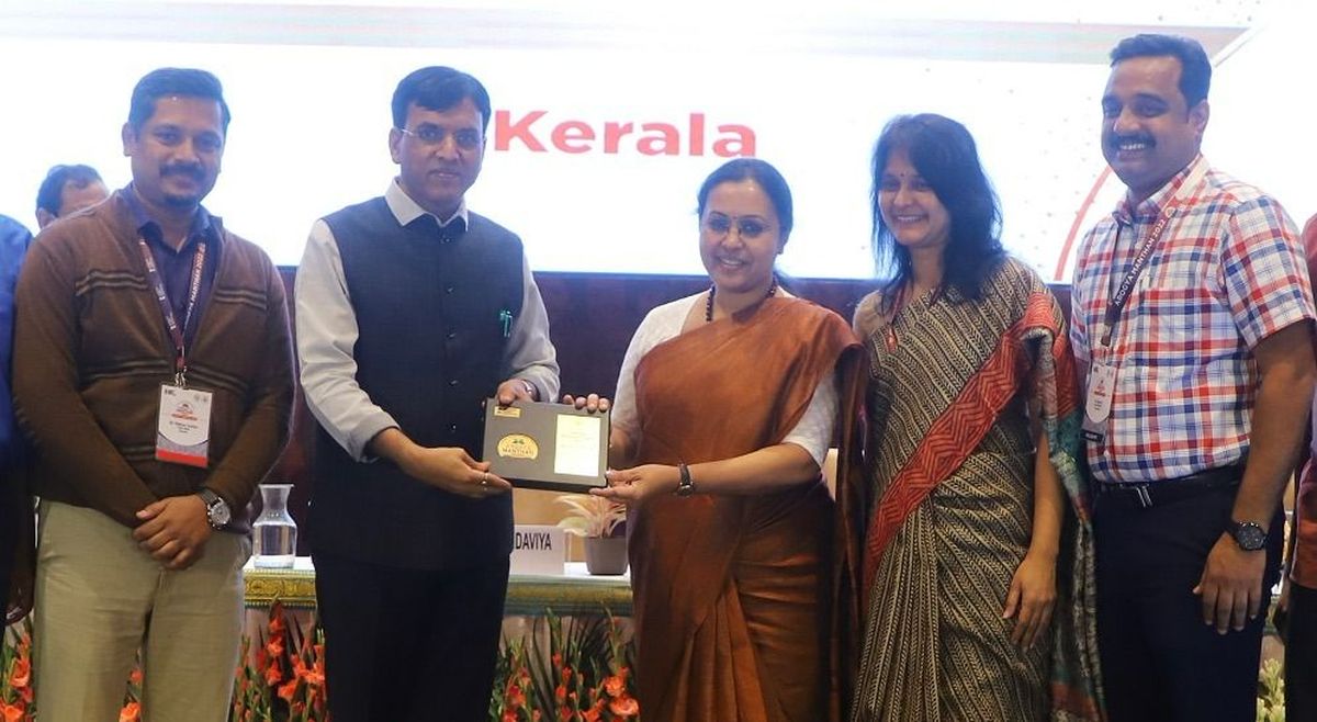 Kerala Health Minister Veena George receiving the award rom Union Health Minister Mansukh Mandaviya for providing maximum number of free treatments to the people through the Karunya Arogya Surakhsa Padhathi (KSAP). (Supplied)
