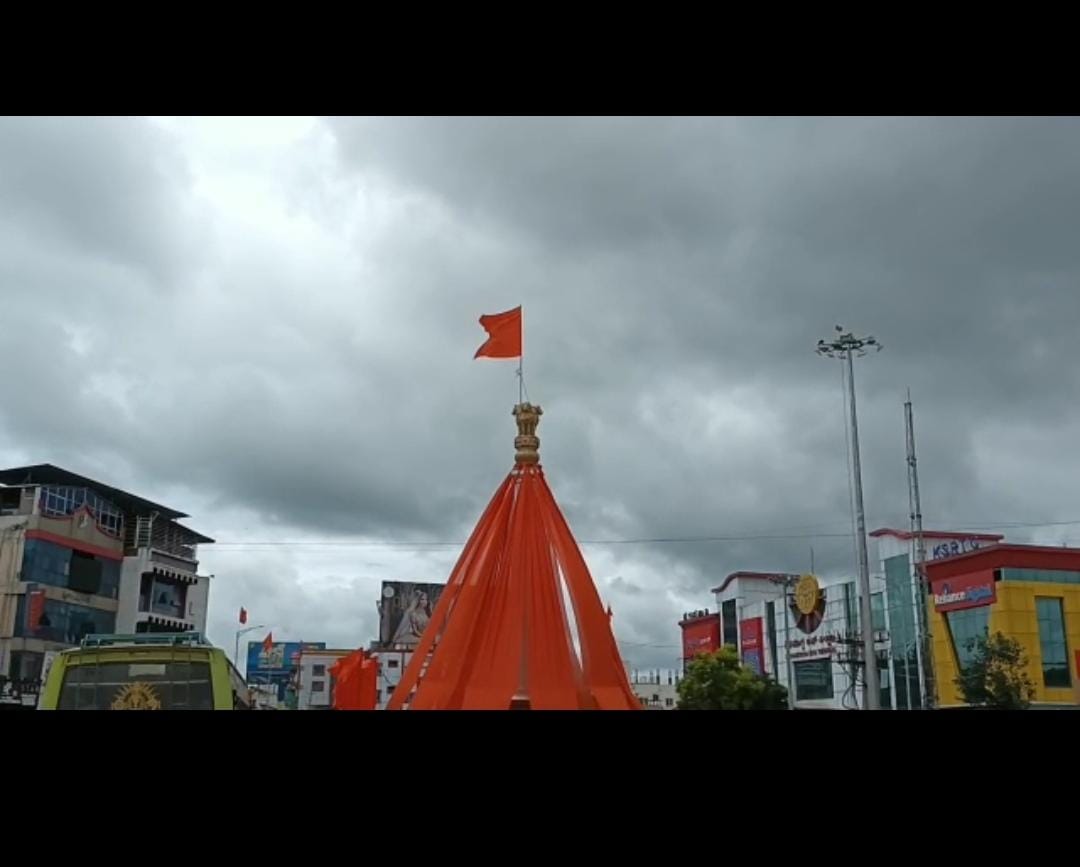 Pro-Hindu outfits fly Saffron flag above the Indian National flag at a Ganesh visarjan event in Karnataka on Firday, 9 September. (Supplied