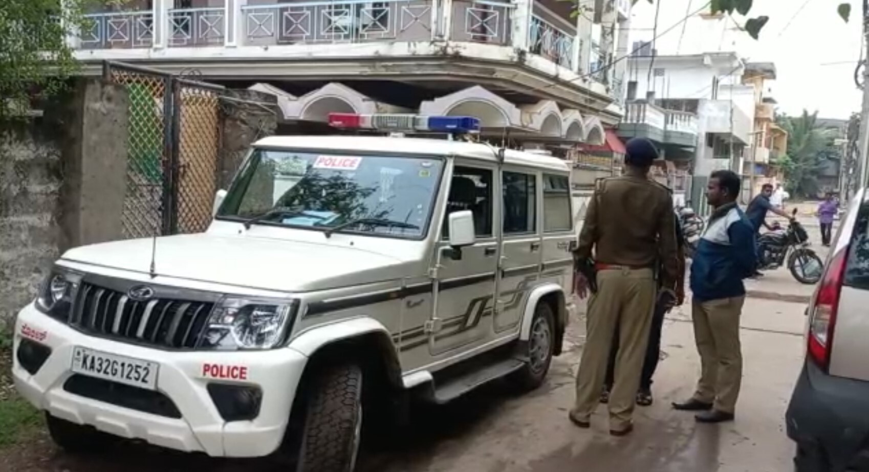 Karnataka police arrest PFI-SDPI leaders in Kolar district on Tuesday, 27 September. (South First)