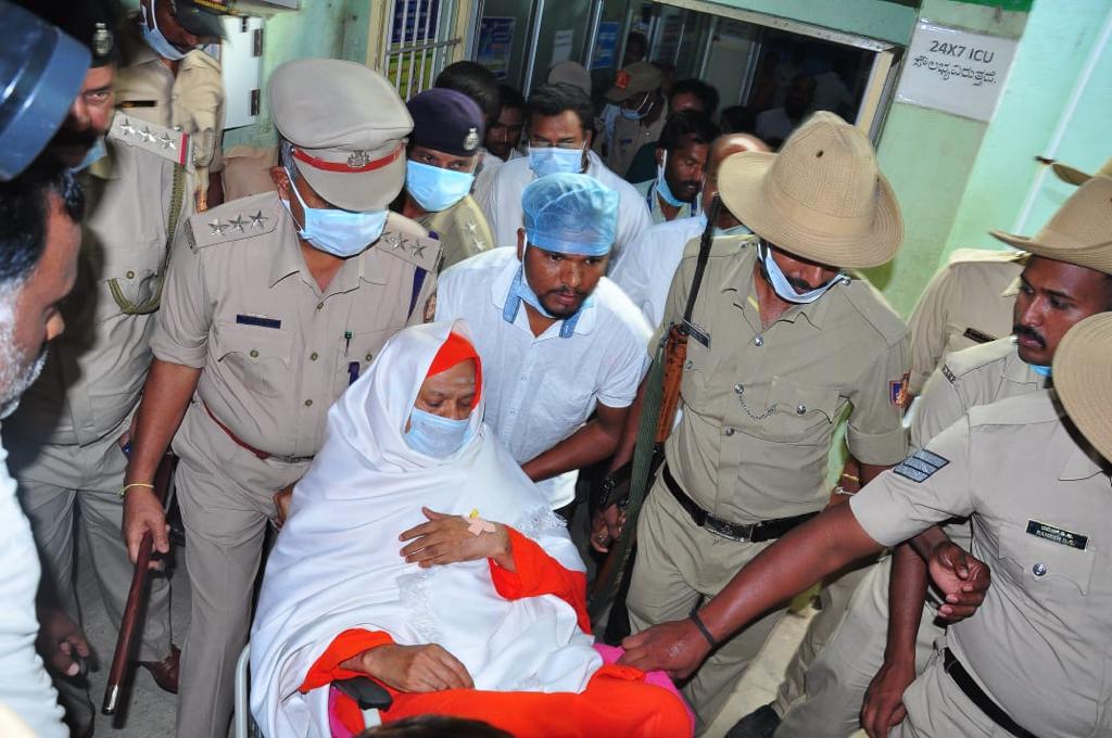Rape-accused Murugha Matha seer goes to Davanagere as Chitradurga entry violates bail conditions