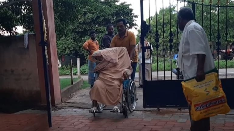 Man brought his mother's body alone on wheelchair to crematorium as his mother had psoriasis and his relatives refused to touch her