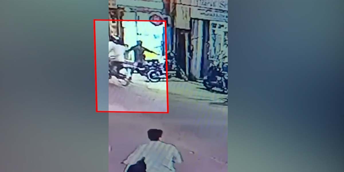 CCTV footage of miscreants throwing petrol bombs at a textile shop in Coimbatore on Thursday, 22 September. (South First)