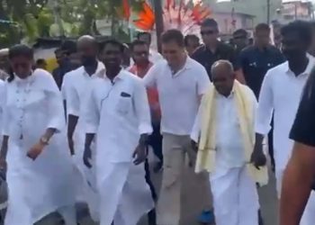 Rahul Gandhi interacts with farmers on the third day of the Bharat Jodo Yatra on Friday, 9 September. (South First)