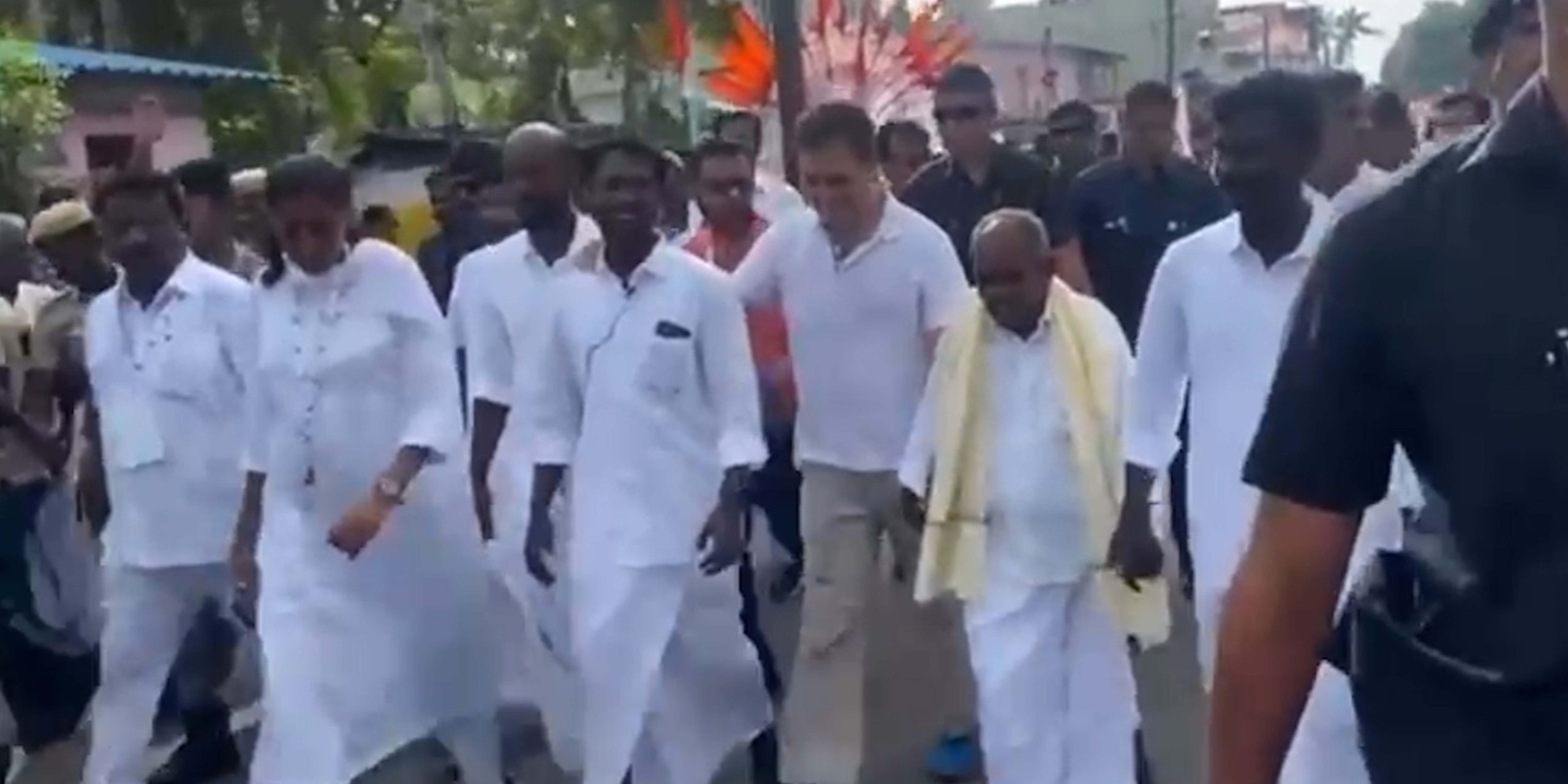 Rahul Gandhi interacts with farmers on the third day of the Bharat Jodo Yatra on Friday, 9 September. (South First)