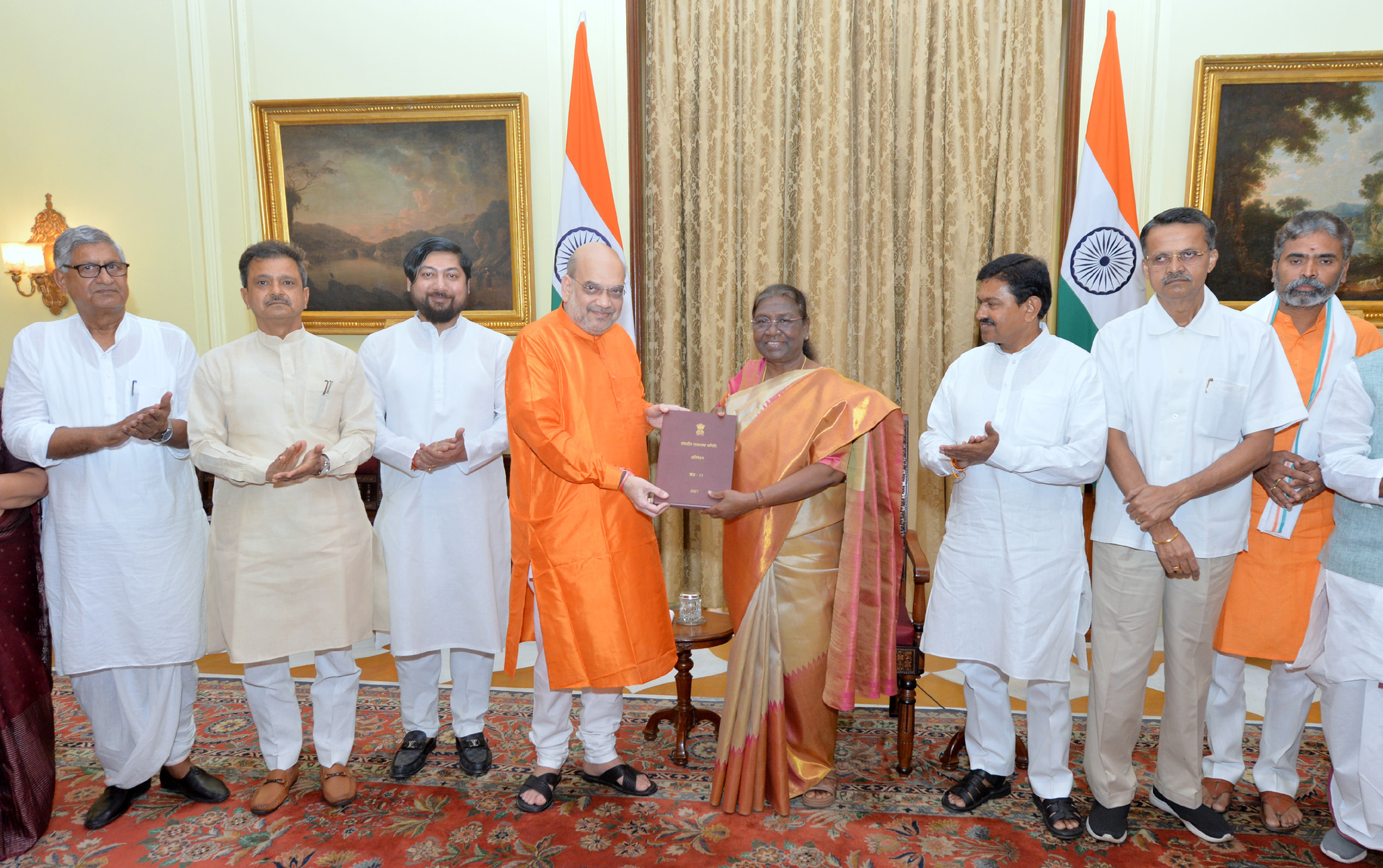 The Union Minister for Home Affairs and Cooperation Amit Shah and the members of the Committee of Parliament on Official Languages submitted the 11th Report of the Committee of Parliament on Official Languages to the President, Smt. Droupadi Murmu, in New Delhi on September 09, 2022. (PIB)