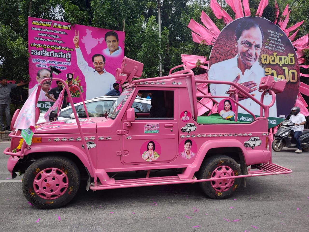 The enthusiasm was high on the occasion of TRS expanding its activities nationwide and rebranding itself as Bharat Rashtra Samiti (BRS). (Ajay Tomar/South First)