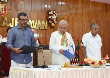 File photo of Governor Arif Mohammed Khan with Chief Minister Pinarayi Vijayan at the Kerala Raj Bhavan