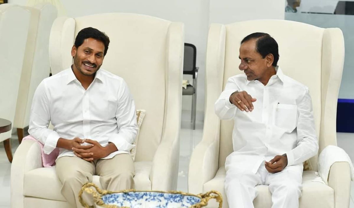 File photo showing Telangana Chief Minister K Chandrashekar Rao with Andhra Pradesh CM-designate YS Jagan Mohan Reddy in May 2019