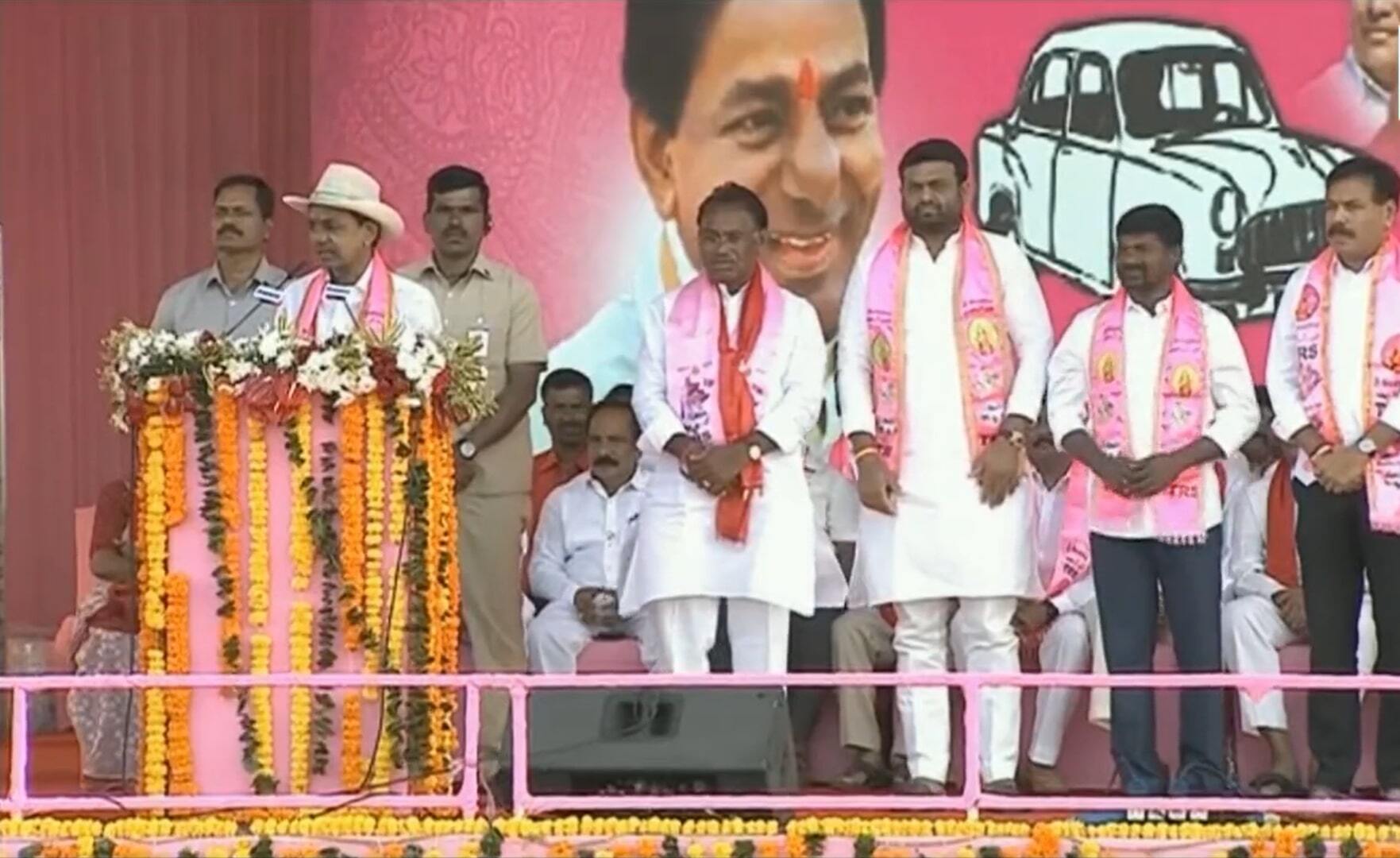 KCR with 4 MLAs in Munugode