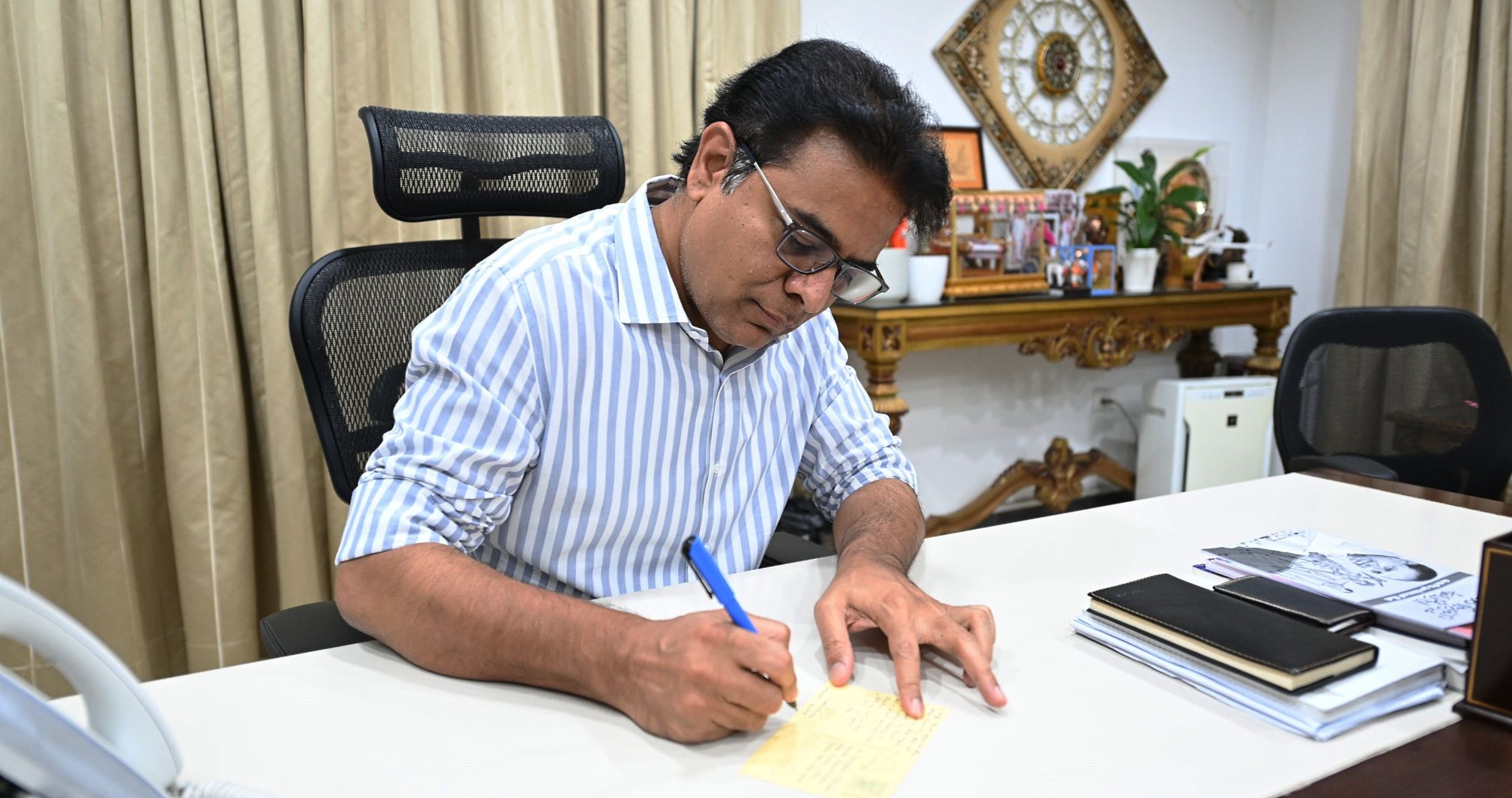 Telangana IT and Industries Minister KT Rama Rao writes a postcard to Prime Minister Narendra Modi about the problems of weavers in Telangana. (Supplied)
