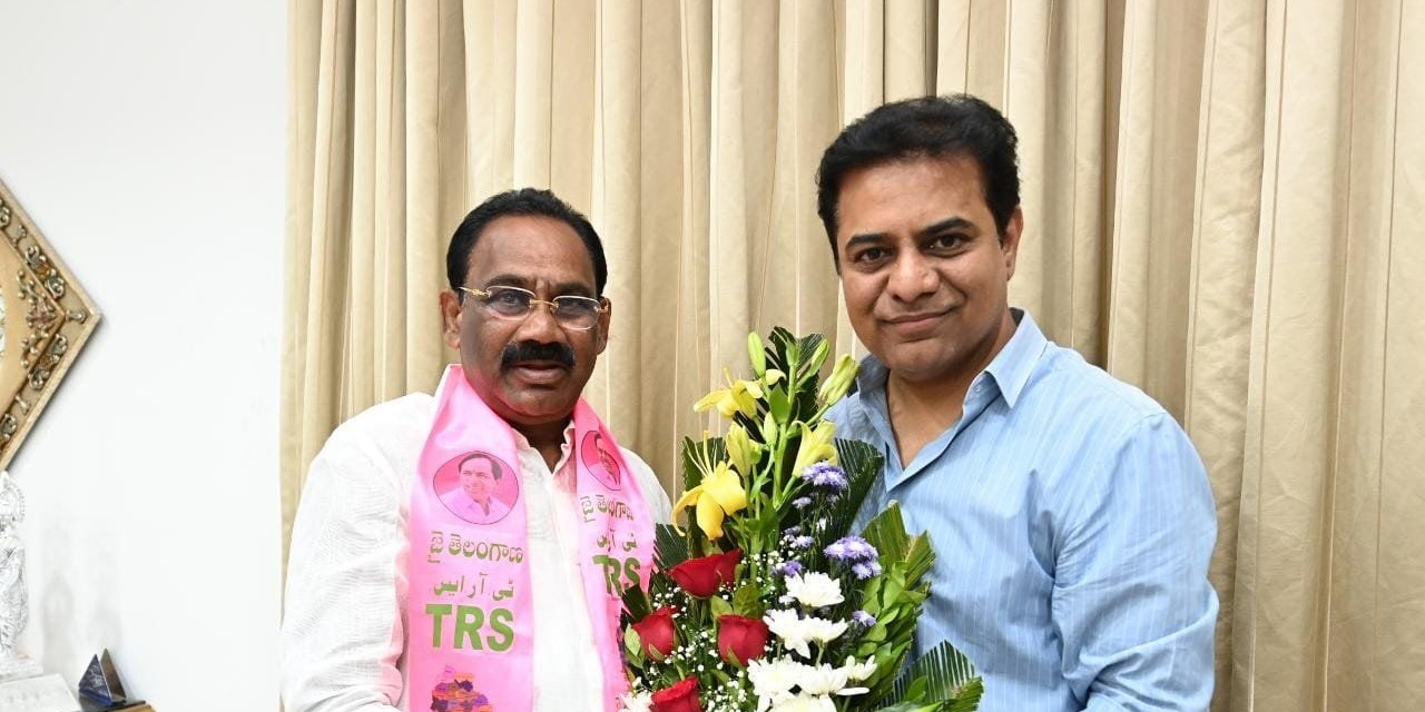 K Prabhakar Reddy (right), the TRS candidate for the Munugode Assembly byelection, is welcomed by Telangana IT Minister KT Rama Rao. (Supplied)