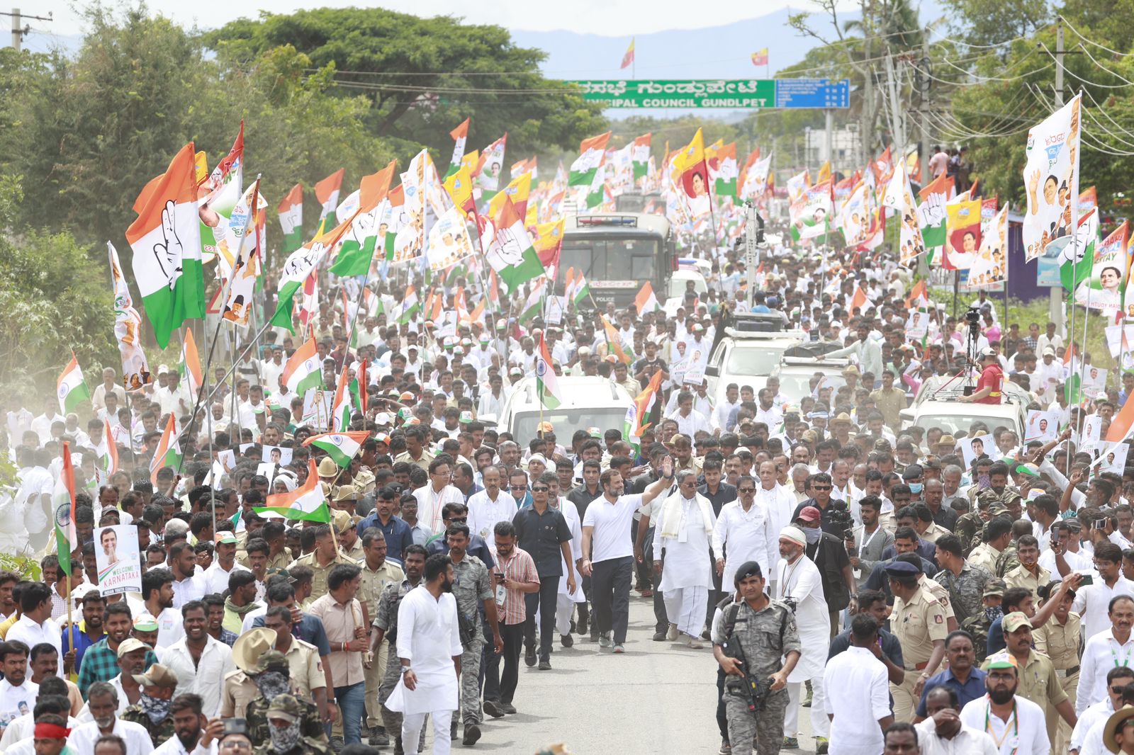 Rahul Gandhi, flanked by Karnataka Congress leaders Siddaramaiah and DK Shivakumar as the Bharat Jodo Yatra entered the state on 30 September. (Supplied)