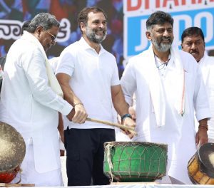 Rahul Gandhi holding on to Siddaramaiah and DK Shivakumar during Bharat Jodo Yatra's first public address in Karnataka (Twitter: INCKarnataka)