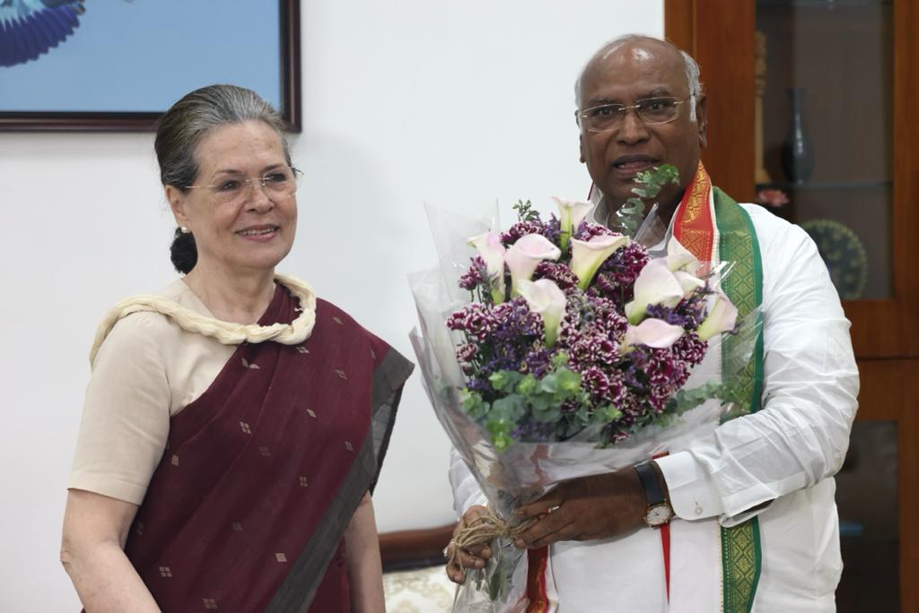Outgoing AICC Interim President Sonia Gandhi congratulating AICC President-elect Mallikarjun Kharge at his residence. (Twitter: INCIndia)