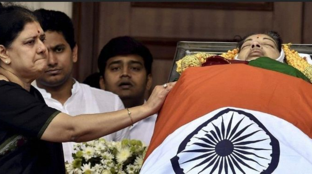 VK Sasikala with the body of former Tamil Nadu chief minister J Jayalalithaa in Rajaji Hall on 6 December 2016 after the latter's death
