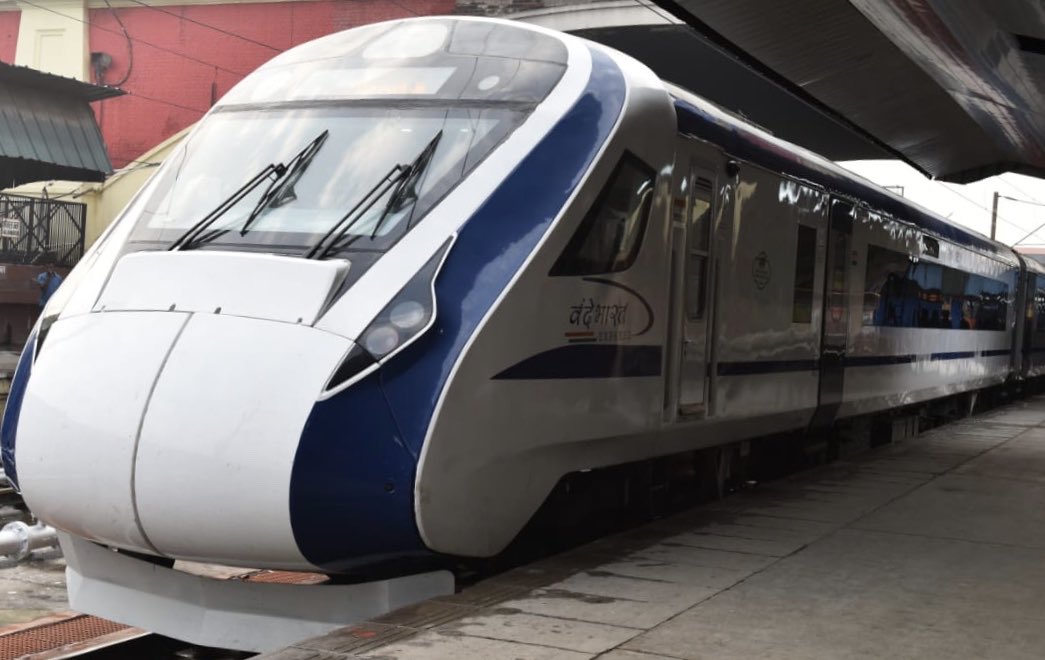 What does it feel like to travel on the Vande Bharat Express from Bengaluru to Chennai?