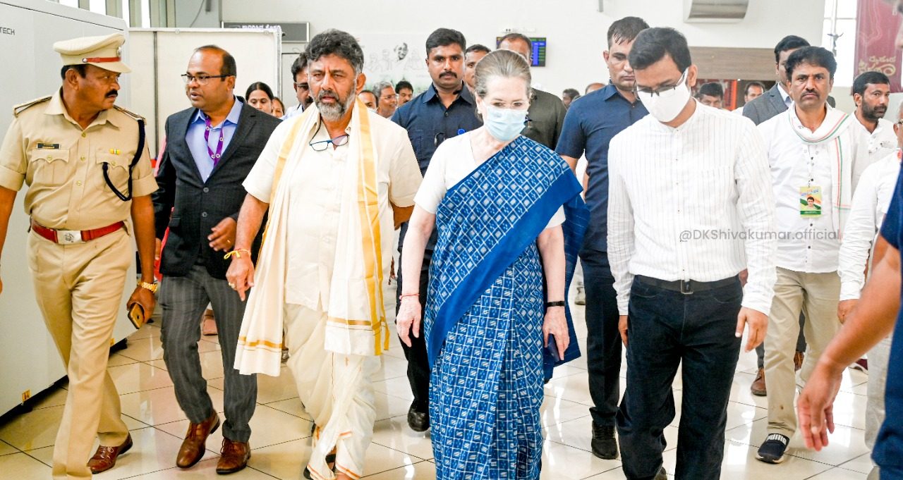 Sonia Gandhi received by KPCC President DK Shivakumar at Mysuru