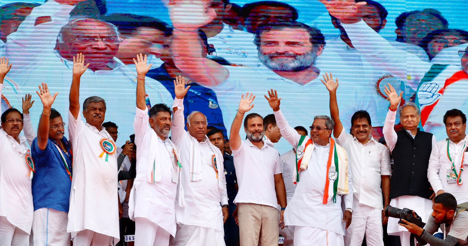 Leaders of Congress at Bharat Jodo Yatra's 1000-km completion rally in Karnataka's Ballari. (Twitter: INC Karnataka)