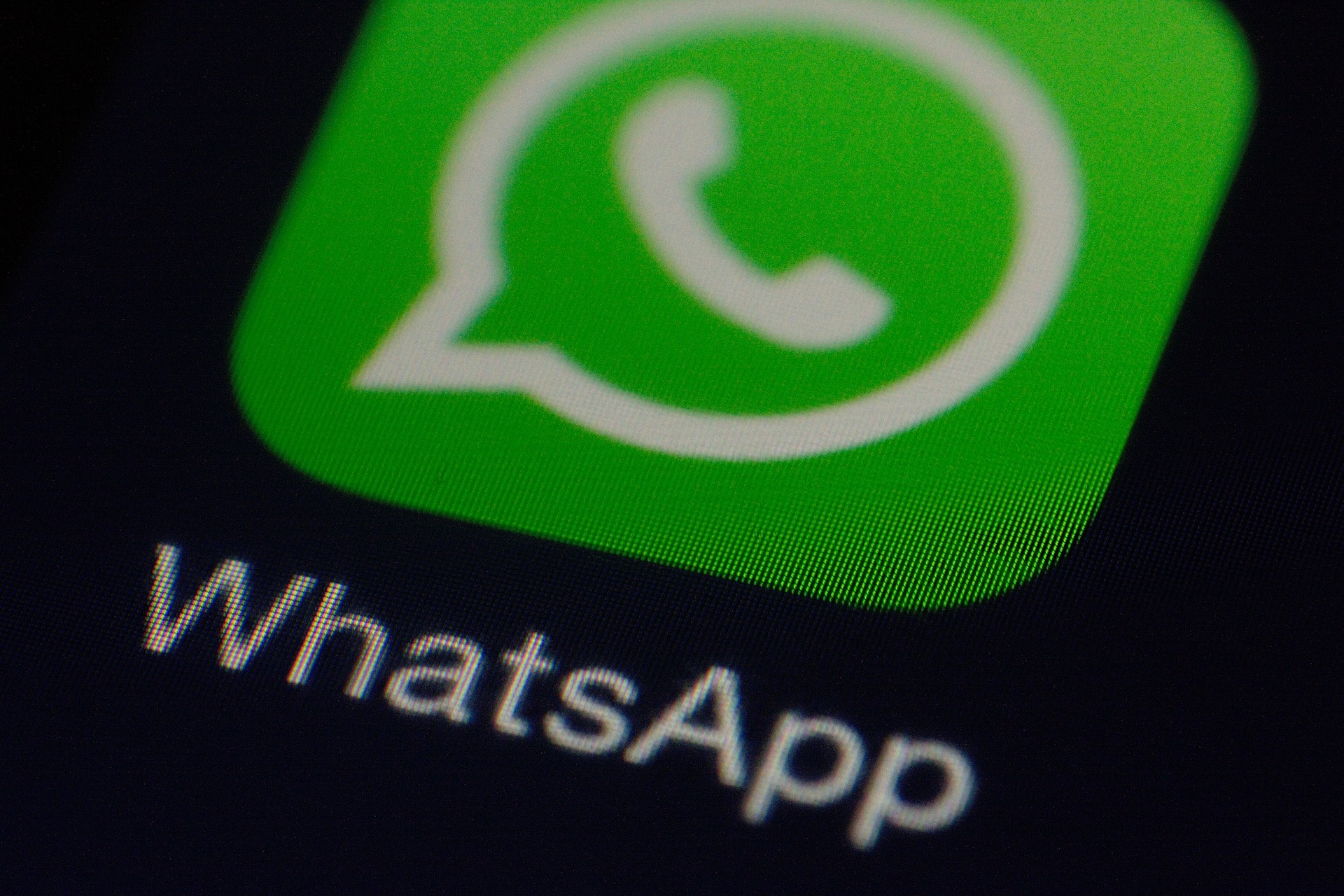 As WhatsApp, WhatsApp Web suffer a brief outage in India, it unleashes a Twitter storm