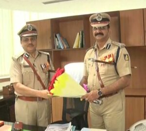 ADGP-MA-Saleem-taking-over-charge-from-DIG-Joint-Commissioner-Traffic-BR-Ravikanthe-Gowda