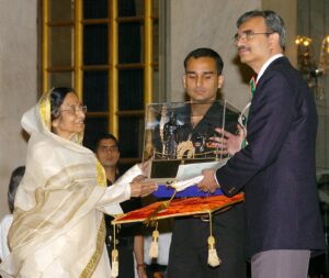 Former President Pratibha Patil presenting the Dronacharya Award to Ashok Koneru in 2006.