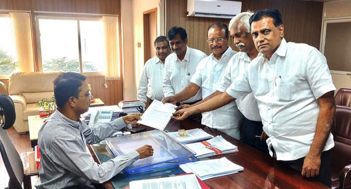 BJP leaders submit a complaint to Telangana CEO Vikas Raja on Wednesday, 2 November, 2022, demanding action against the TRS for the attack on Eatala Rajender a day earlier. (Supplied)