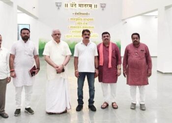 BL Santhosh (Third from the left) during the Shakti Kendra Sanyojaks & Prabharis meeting of Rajkot East. (blsanthosh/Twitter)