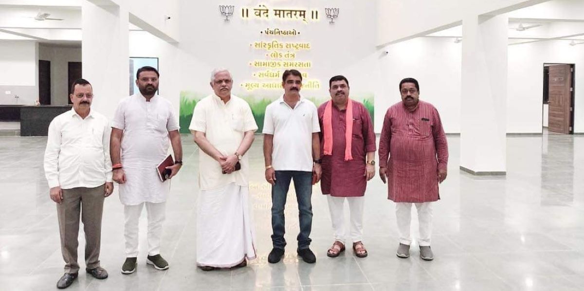 BL Santhosh (Third from the left) during the Shakti Kendra Sanyojaks & Prabharis meeting of Rajkot East. (blsanthosh/Twitter)