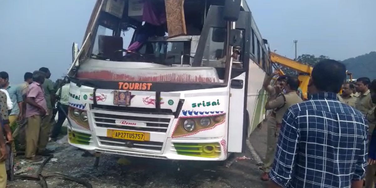 Bus carrying Sabarimala Pilgrims from AP overturned near Pathanamthitta. (Screen grab)
