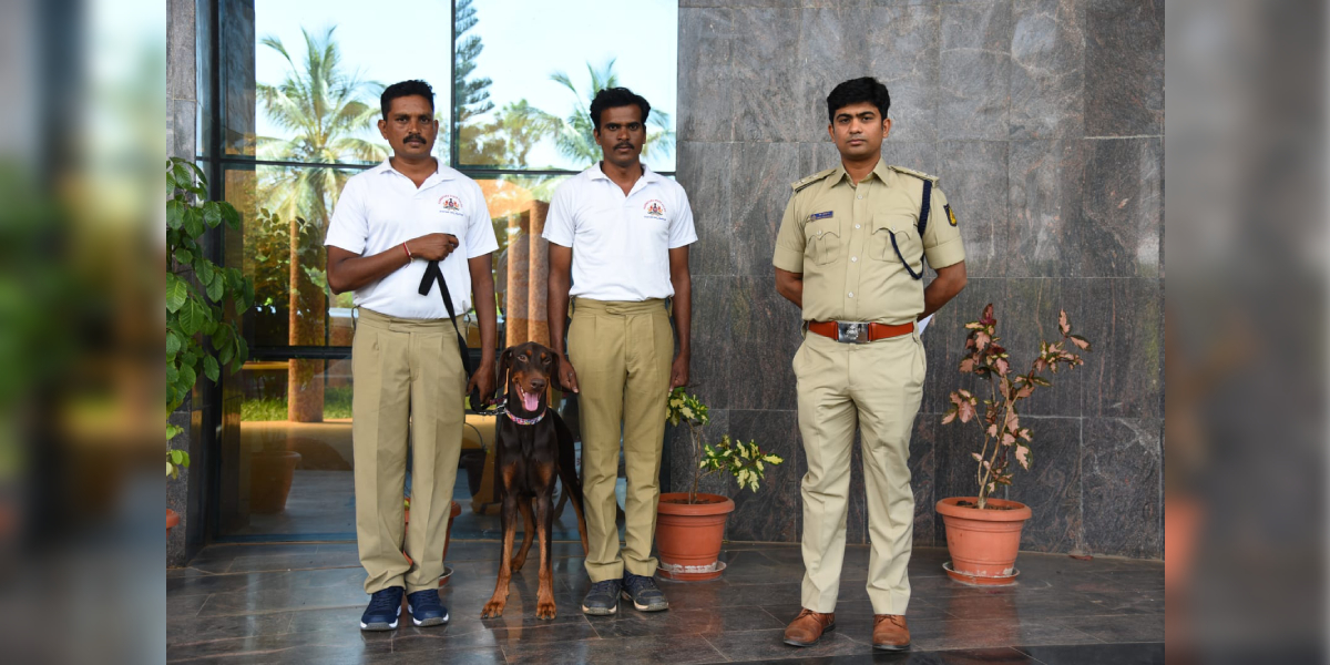 Rambo with his handler-trainers and the Gadag district police. (Supplied)