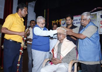 SR Hiremath received the Karnataka Rajyotsava award from poet-writer and Jnanpith recipient Chandrashekhara Kambara in 1987