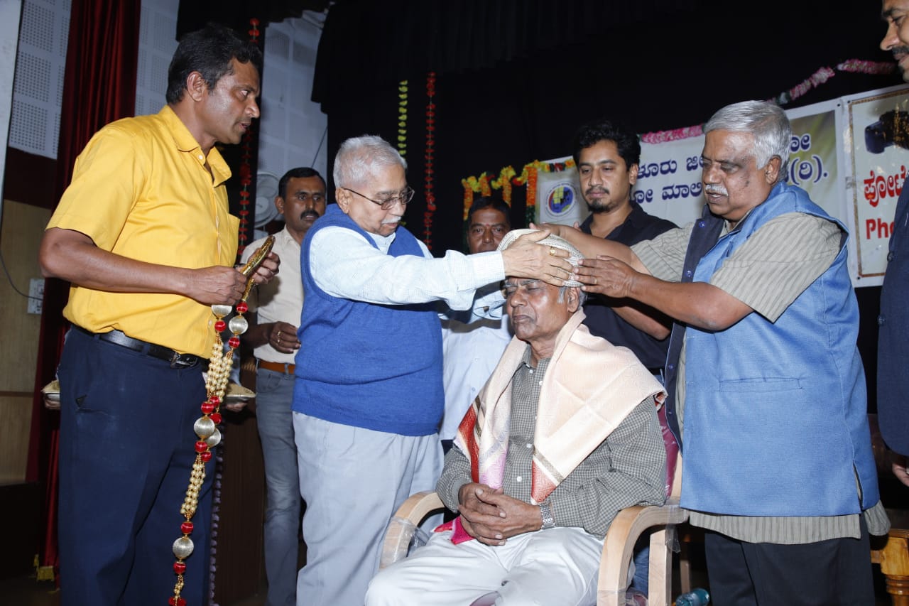 SR Hiremath received the Karnataka Rajyotsava award from poet-writer and Jnanpith recipient Chandrashekhara Kambara in 1987