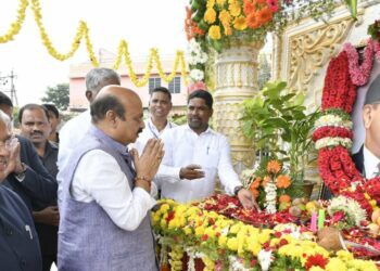 Karnataka CM Basavaraj Bommai paying tribute to BR Ambedkar. (BSBommai/Twitter)
