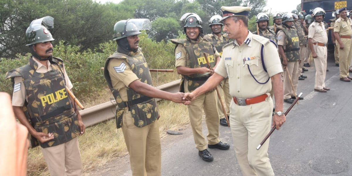 Karntaka Law & Order ADGP Alok Kumar meeting the personnel deployed at Belagavi. (SPBelagavi/Twitter)