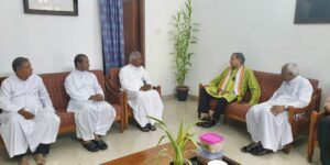Latin Catholic priests meeting with Shashi Tharoor to discuss issues related to Vizhinjam Port.(ShashiTaroor/Twitter)