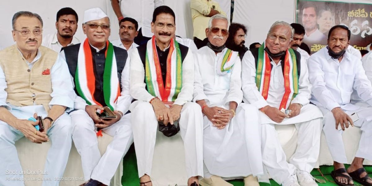 Marri Shashidhar Reddy (third from the left) with Congress leaders during a protest.(MSReddyOfficial/Twitter)