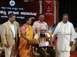 Niranjan Mukundan awarded with the Rajyotsava Prashasti in 2015. 
